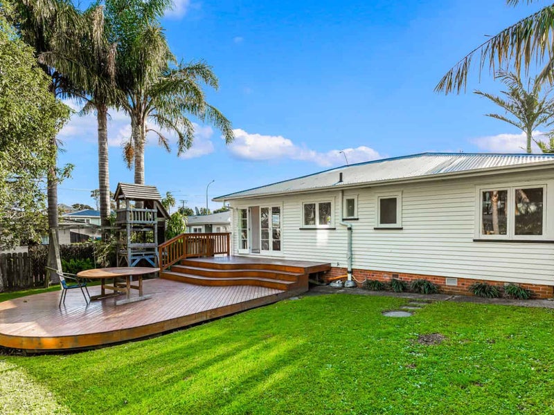 16 Gloria Avenue, Te Atatu Peninsula, Auckland - Carousel 1