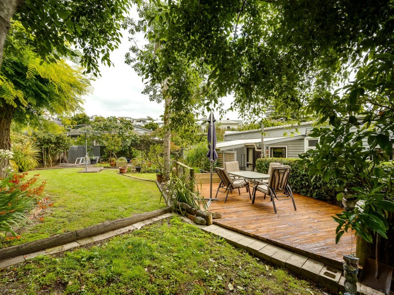 8 Thompson Road, Bluff Hill, Napier - Carousel 1