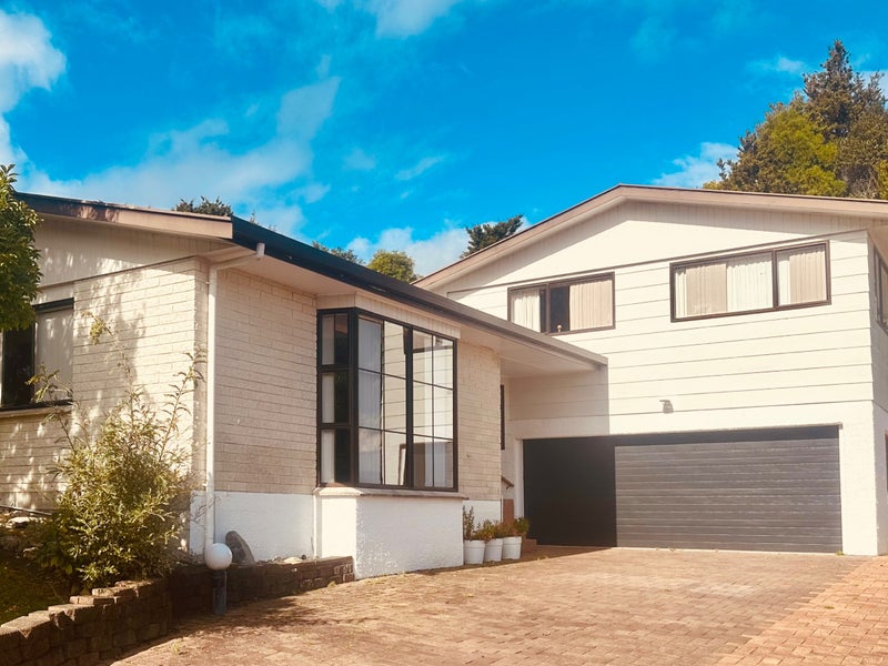 14 King Charles Drive, Kingsley Heights, Upper Hutt - Carousel 1