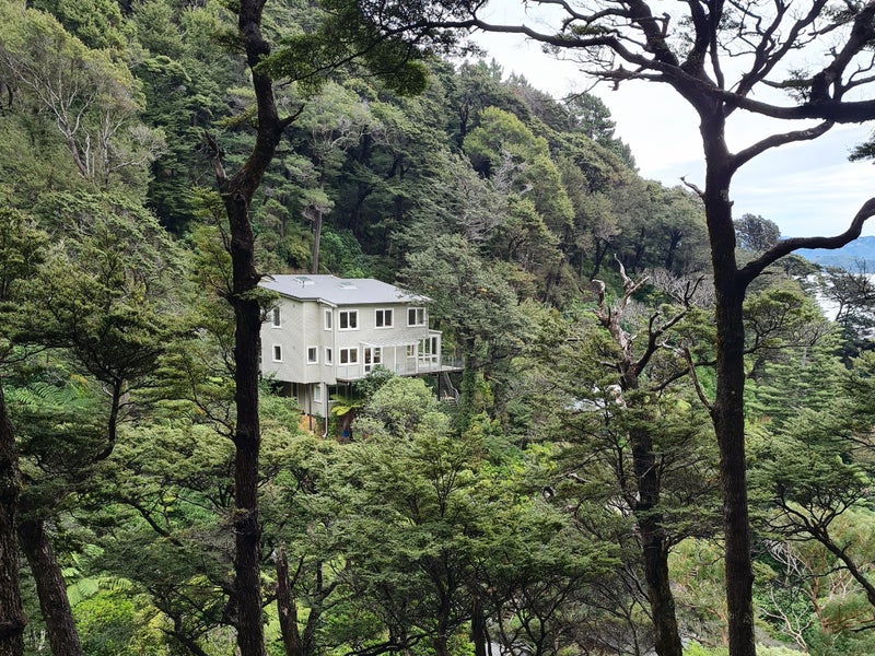 14 Huia Road, Days Bay, Lower Hutt - Carousel 1