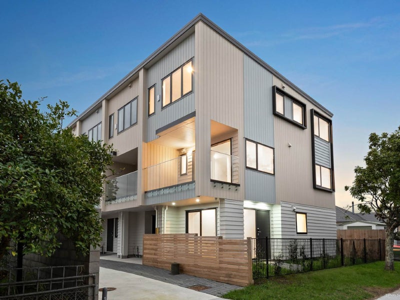 1/11 Hereford Street, Te Atatu Peninsula, Auckland - Carousel 1