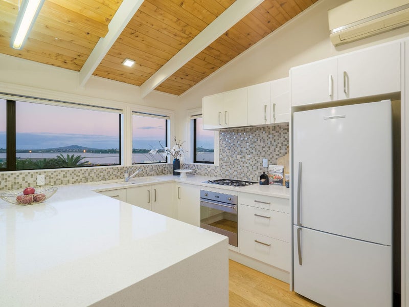 2/91 Queen Street, Northcote Point, Auckland - Carousel 1