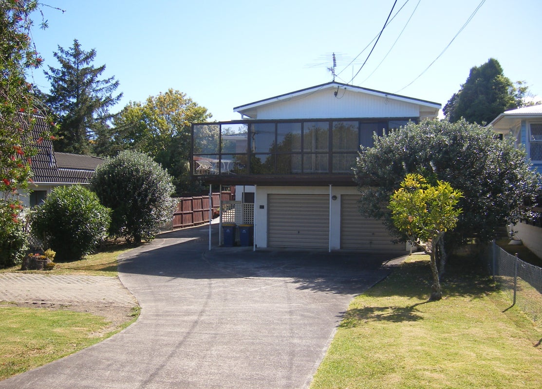 2/8 Burns Avenue, Takapuna, Auckland - Carousel 1