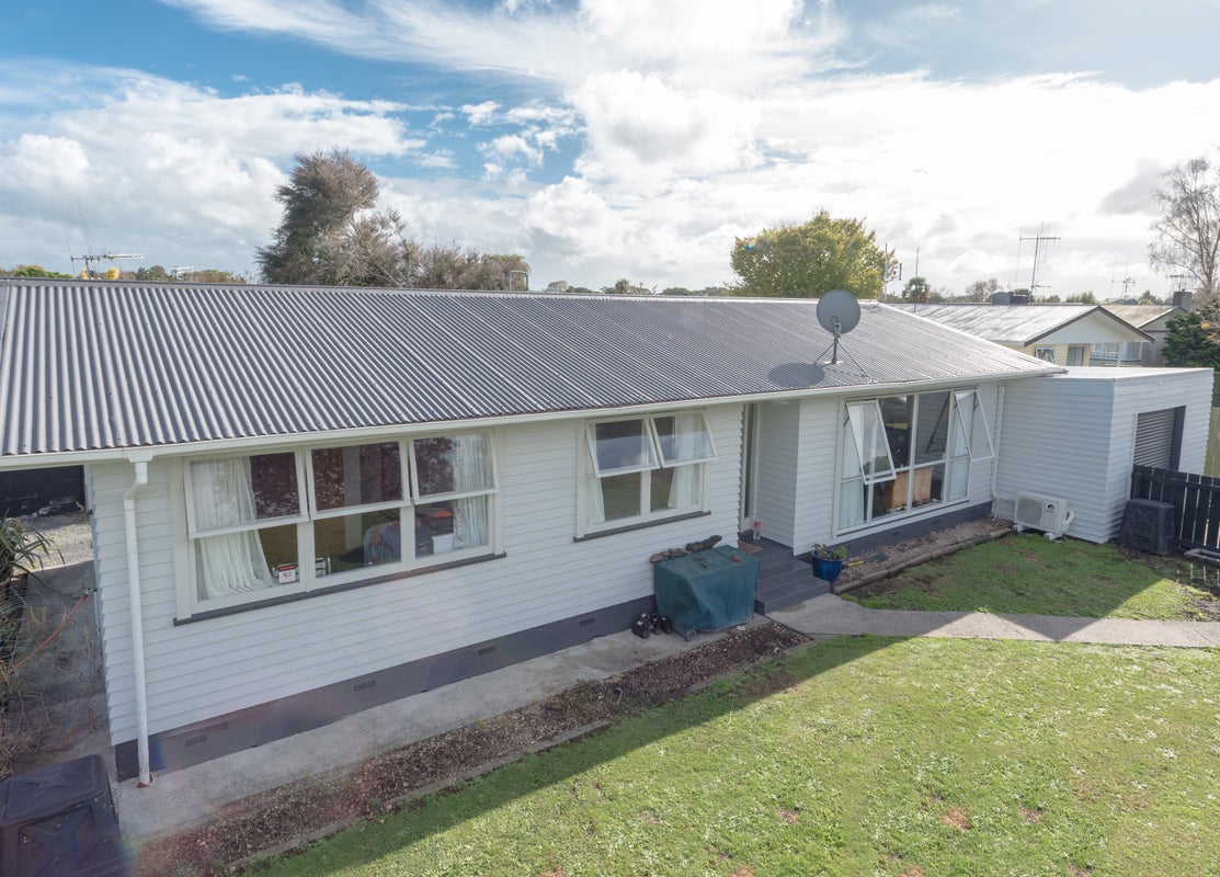 1 Deanwell Avenue, Deanwell, Hamilton - Carousel 1