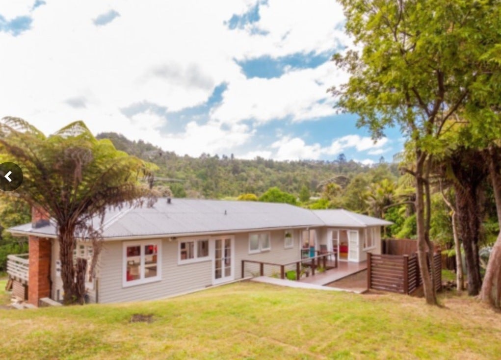 8 York Road, Titirangi, Auckland - Carousel 1