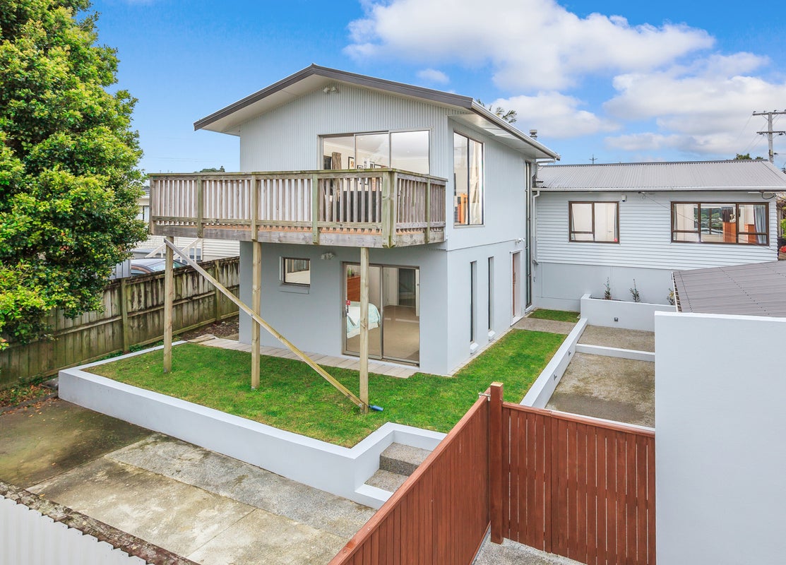 2/23 Sunnyfield Crescent, Glenfield, Auckland - Carousel 1