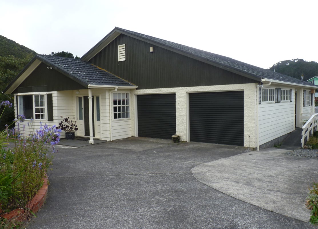 8 Epping Grove, Karori, Wellington - Carousel 1