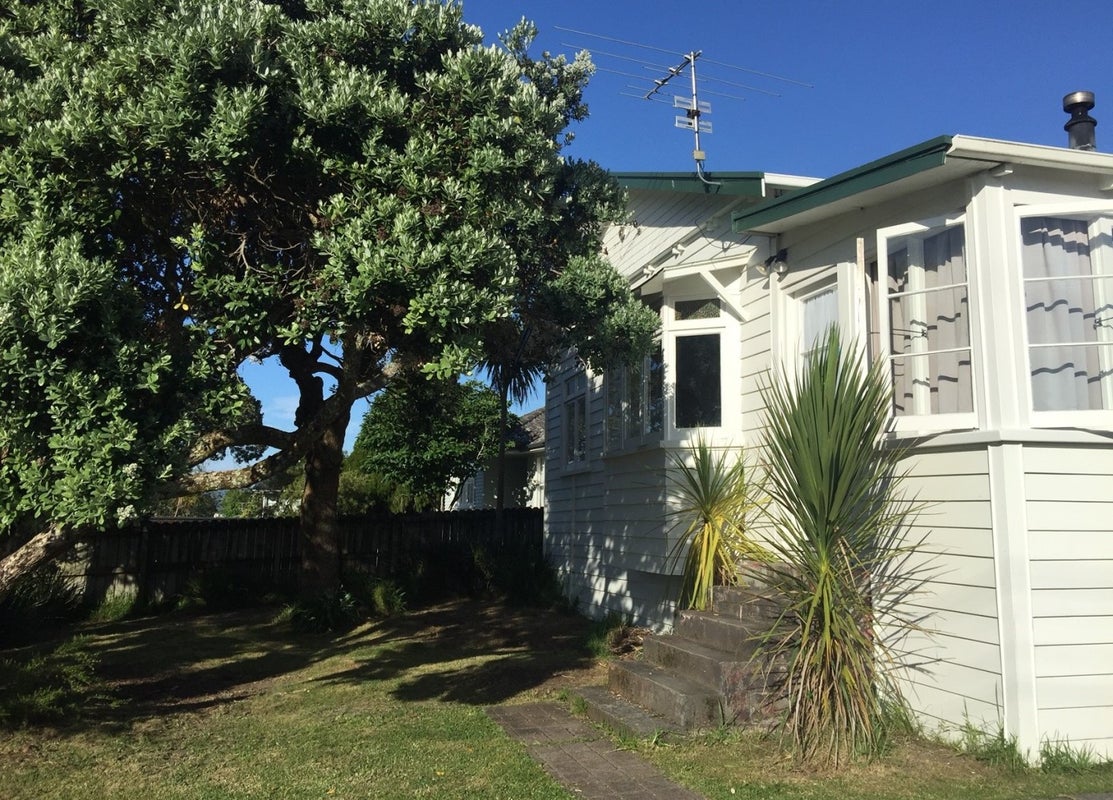 38 Coniston Avenue, Te Atatu South, Auckland - Carousel 1