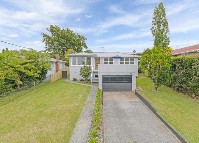15 Lowtherhurst Road, Massey, Auckland - Carousel 1