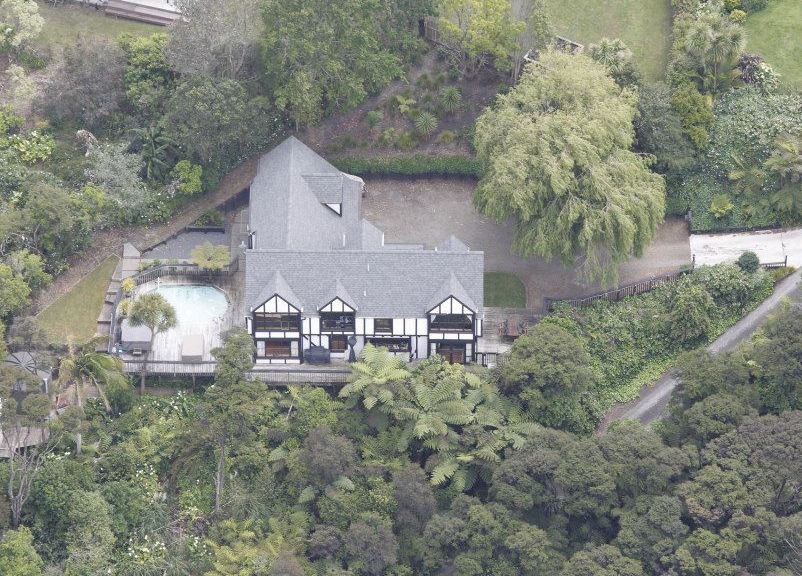 9 Chatham Avenue, Paremoremo, Auckland - Carousel 1