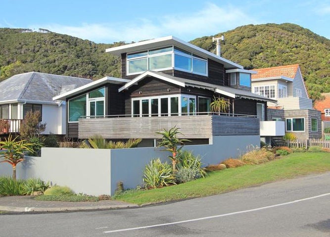 18 Maire Street, Eastbourne, Lower Hutt - Carousel 1