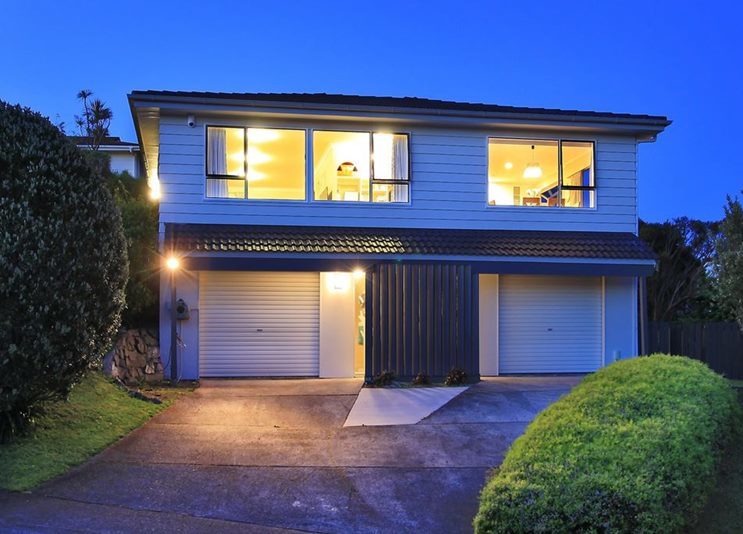 13 Bodmin Terrace, Camborne, Porirua - Carousel 1