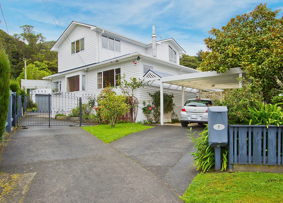 7 KARAKA ST , Wainuiomata, LOWER HUTT - Carousel 1