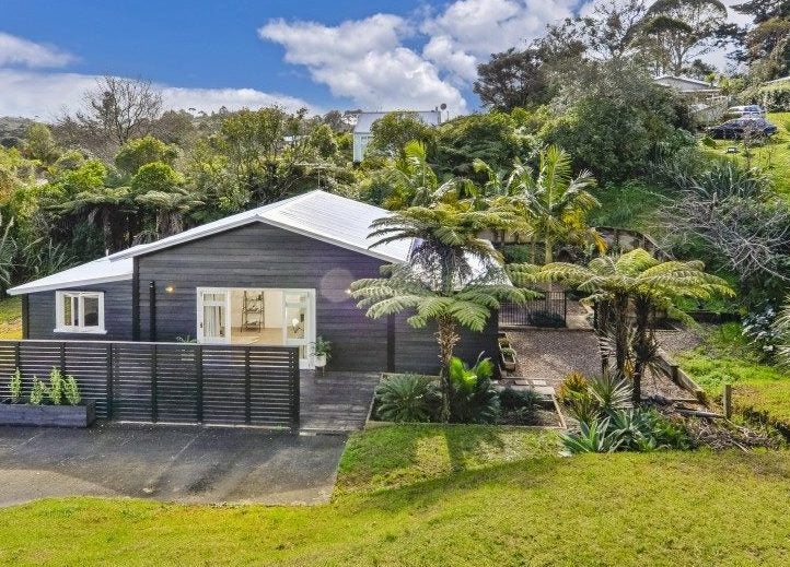 3 Waiata Road, Onetangi, Waiheke Island - Carousel 1