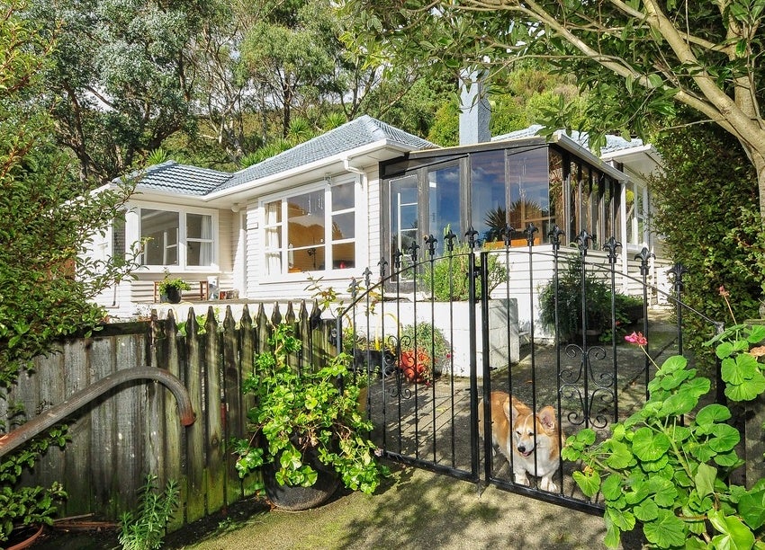 9 Holmes Grove, Naenae, Lower Hutt - Carousel 1