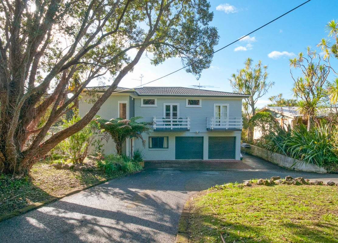 11 Raroa Terrace, Waiatarua, Auckland - Carousel 1