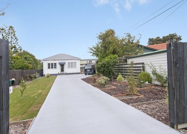 52 Awamutu Grove, Waiwhetu, Lower Hutt - Carousel 1