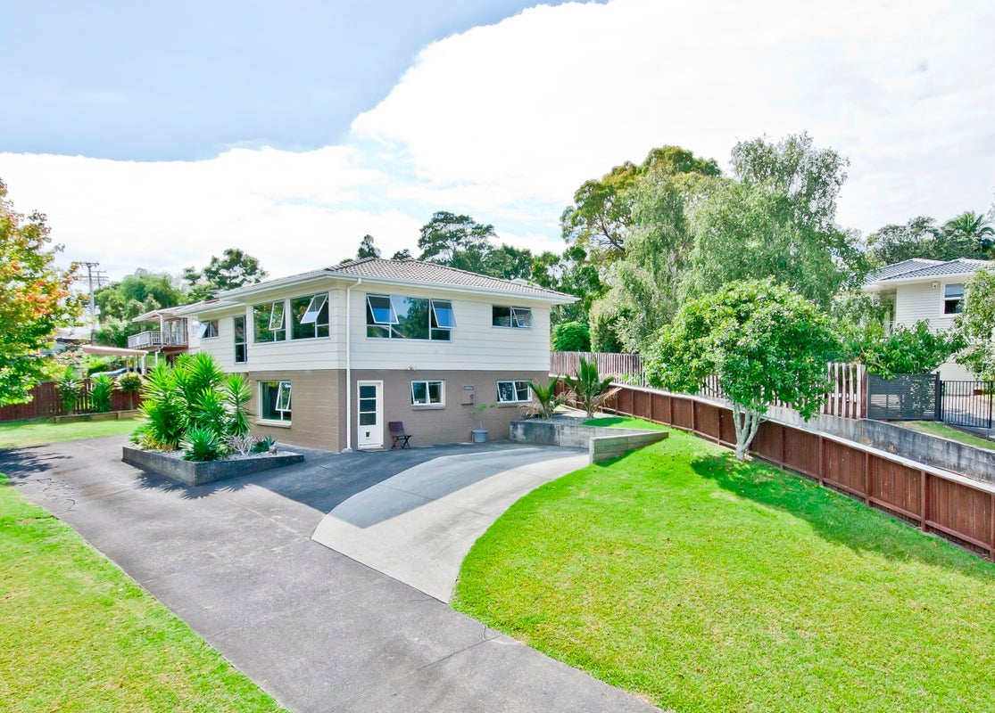 16 Glenroy Place, Green Bay, Auckland - Carousel 1