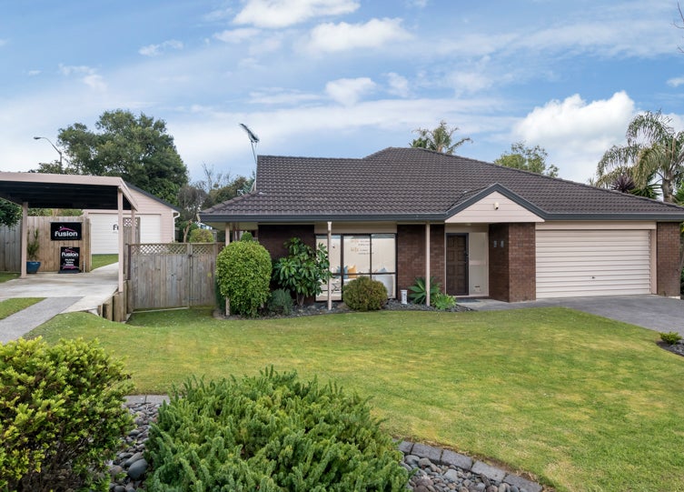 11 Woodview Rise, Botany Downs, Auckland - Carousel 1