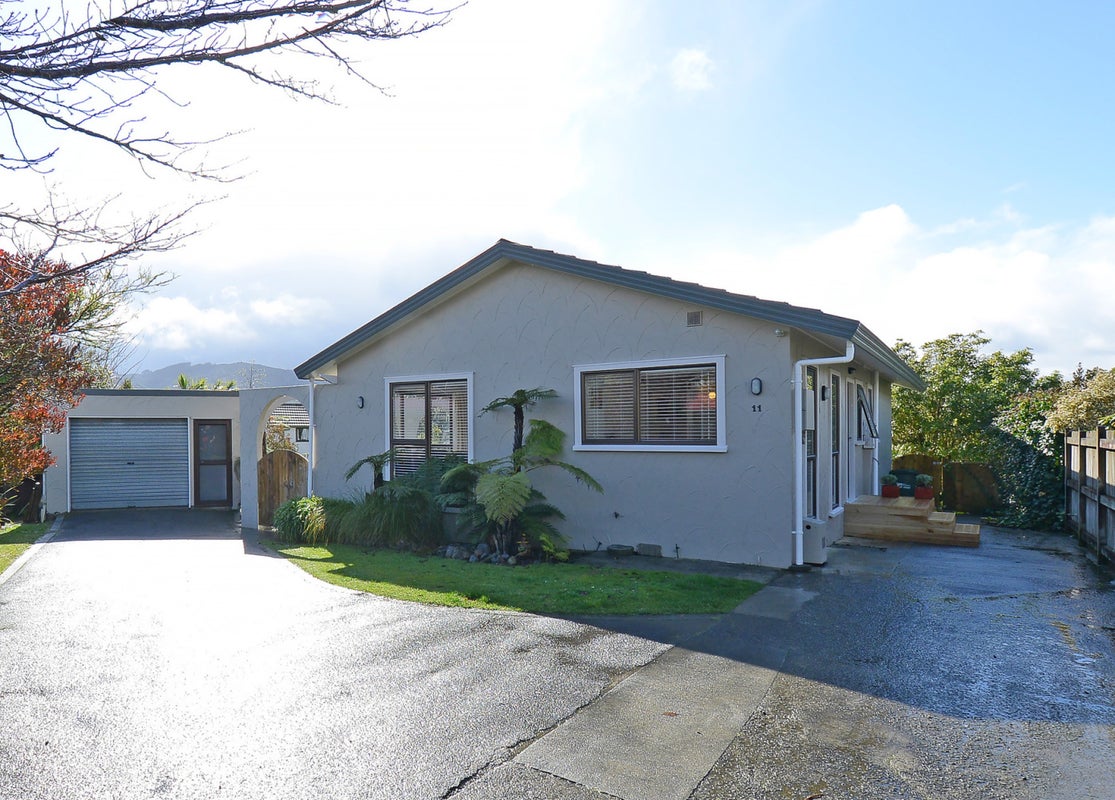 11 Dunsandel Grove, Silverstream, Upper Hutt - Carousel 1