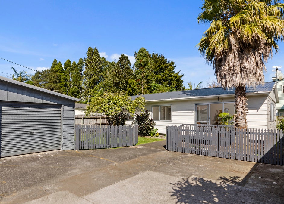 2/60 Taikata Road, Te Atatu Peninsula, Auckland - Carousel 1