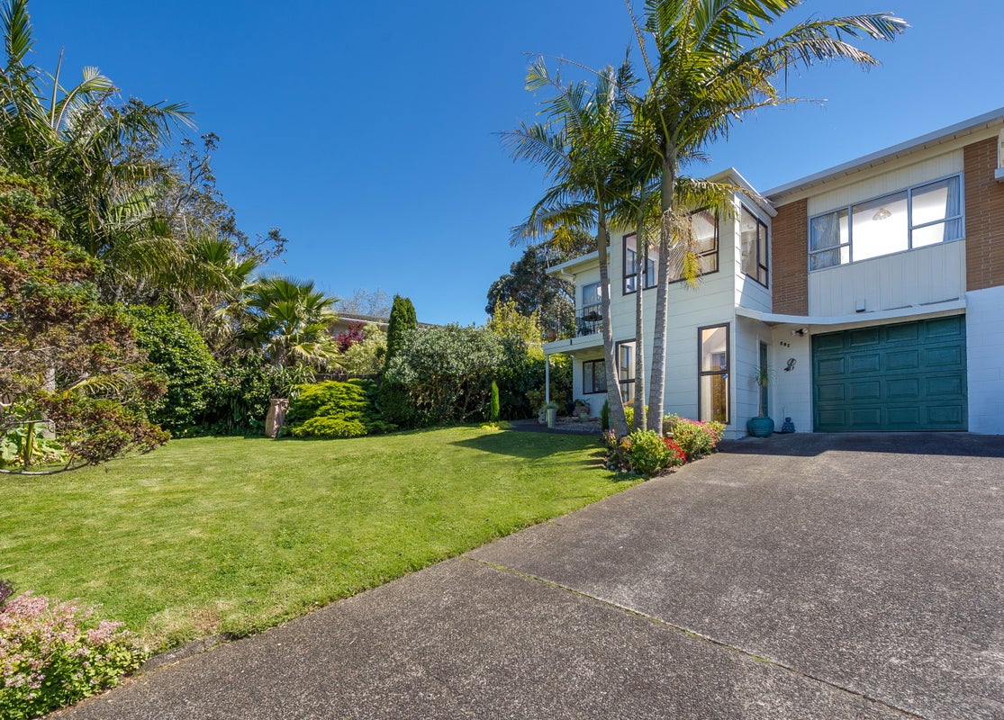 1/2 Camelot Place, Glenfield, Auckland - Carousel 1