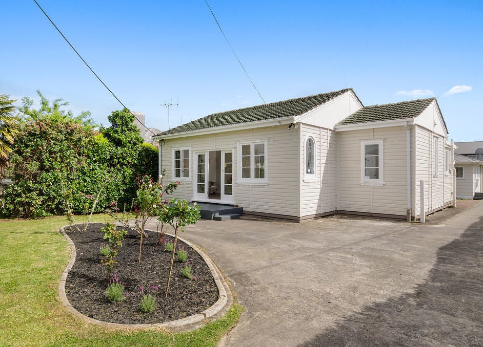 28 Rewarewa Road, Te Atatu Peninsula, Auckland - Carousel 1