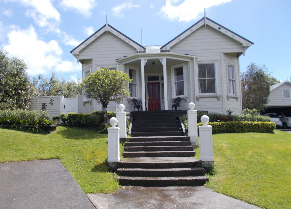 8 Manon Crescent, Greenhithe, Auckland - Carousel 1