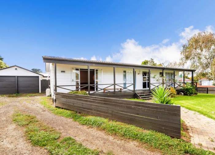 12 Becker Drive, Weymouth, Auckland - Carousel 1