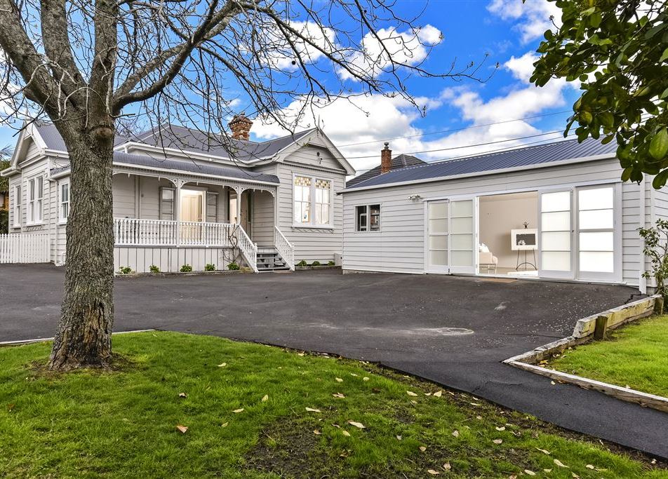 1/96 Lake RD, Narrow Neck , Auckland  - Carousel 1