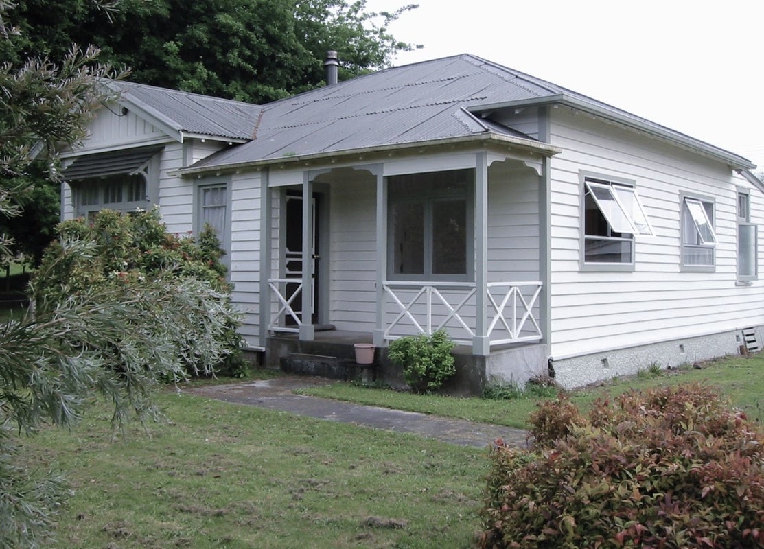 18 Cornwall Street, Masterton - Carousel 1