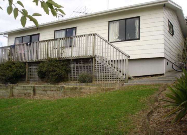 2/6A Camilla Grove, Totara Vale, Auckland - Carousel 1