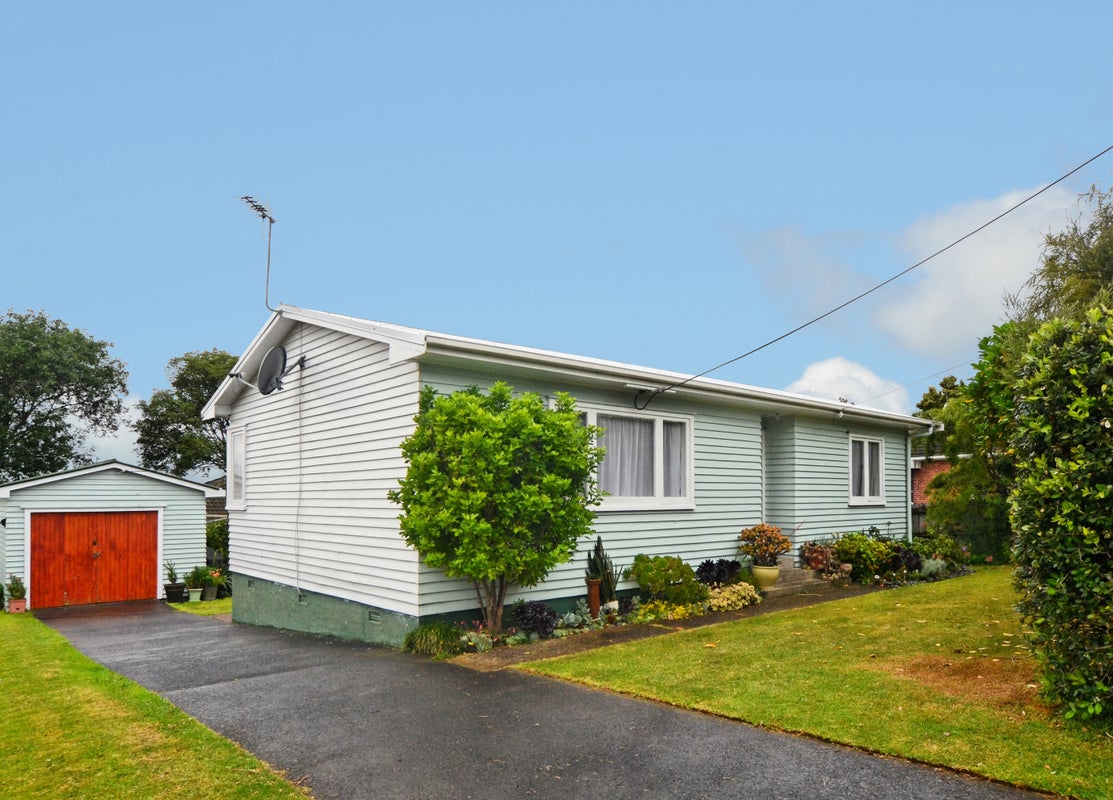 11 Nile Road, Kelston, Auckland - Carousel 1