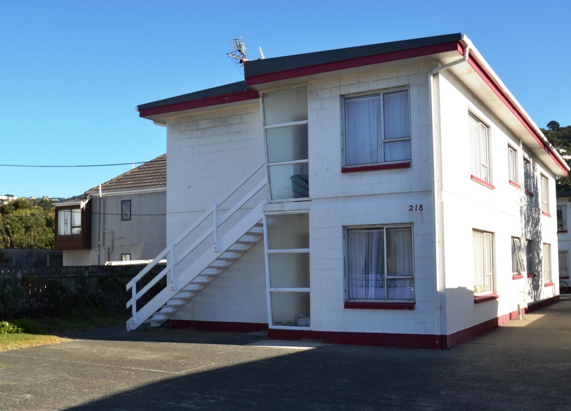 2/218 Onepu Road, Lyall Bay, Wellington - Carousel 1