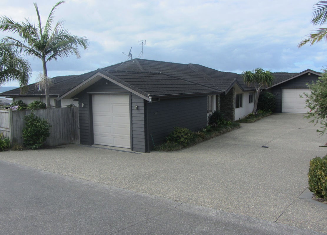 5 Intrepid Crescent, Beachlands, Auckland - Carousel 1