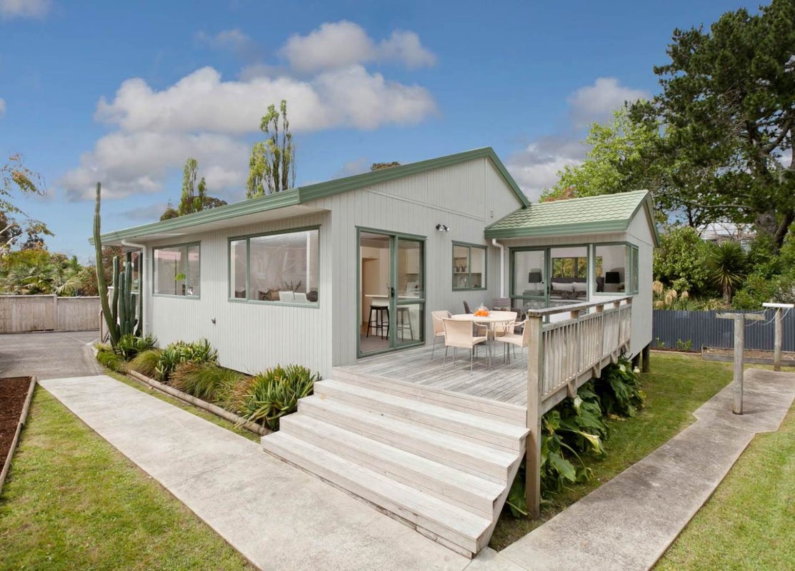 15A Firle Place, Green Bay, Auckland - Carousel 1