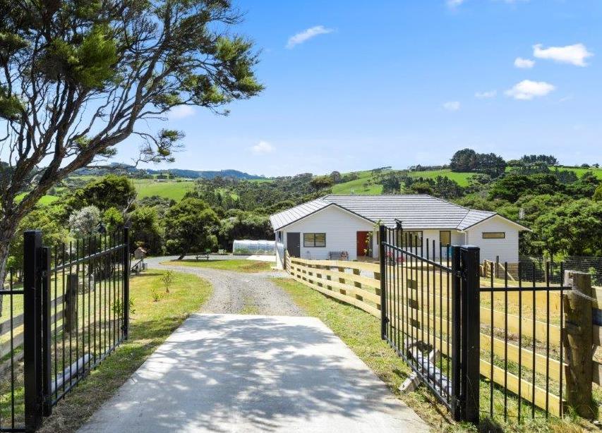49 Bethells Road, WAITAKERE, HENDERSON - Carousel 1