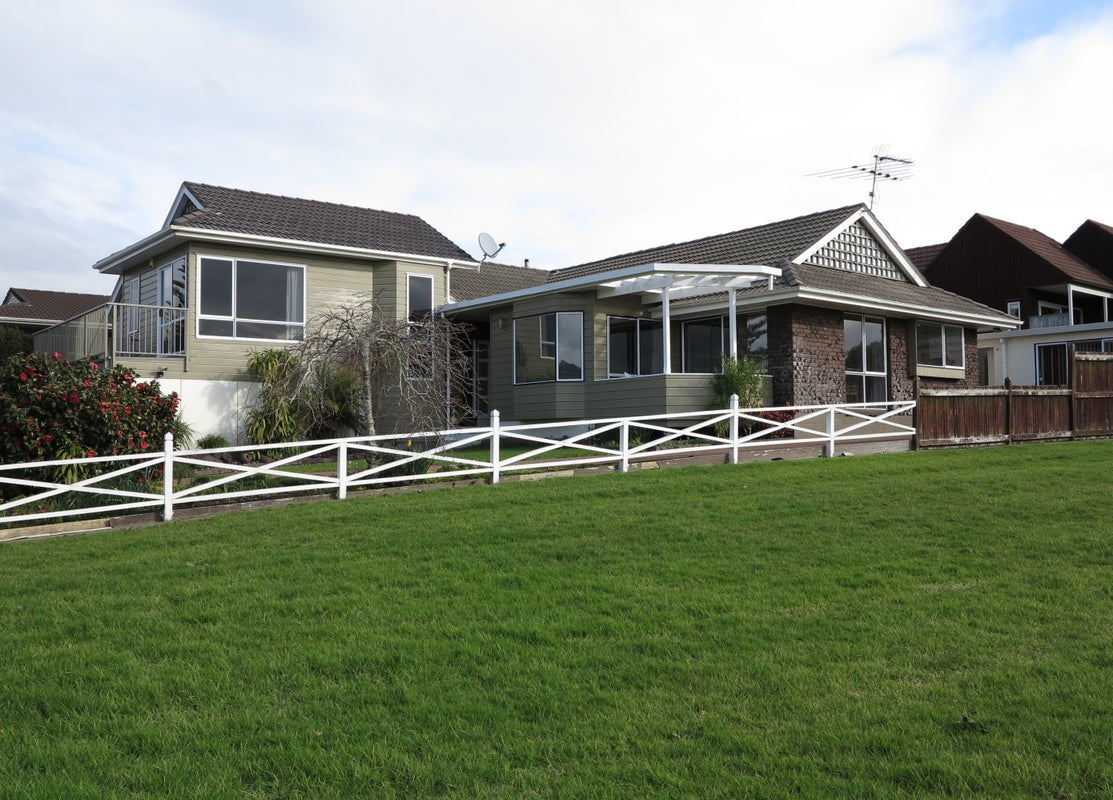 14 Cyclades Place, Shelly Park, Auckland - Carousel 1
