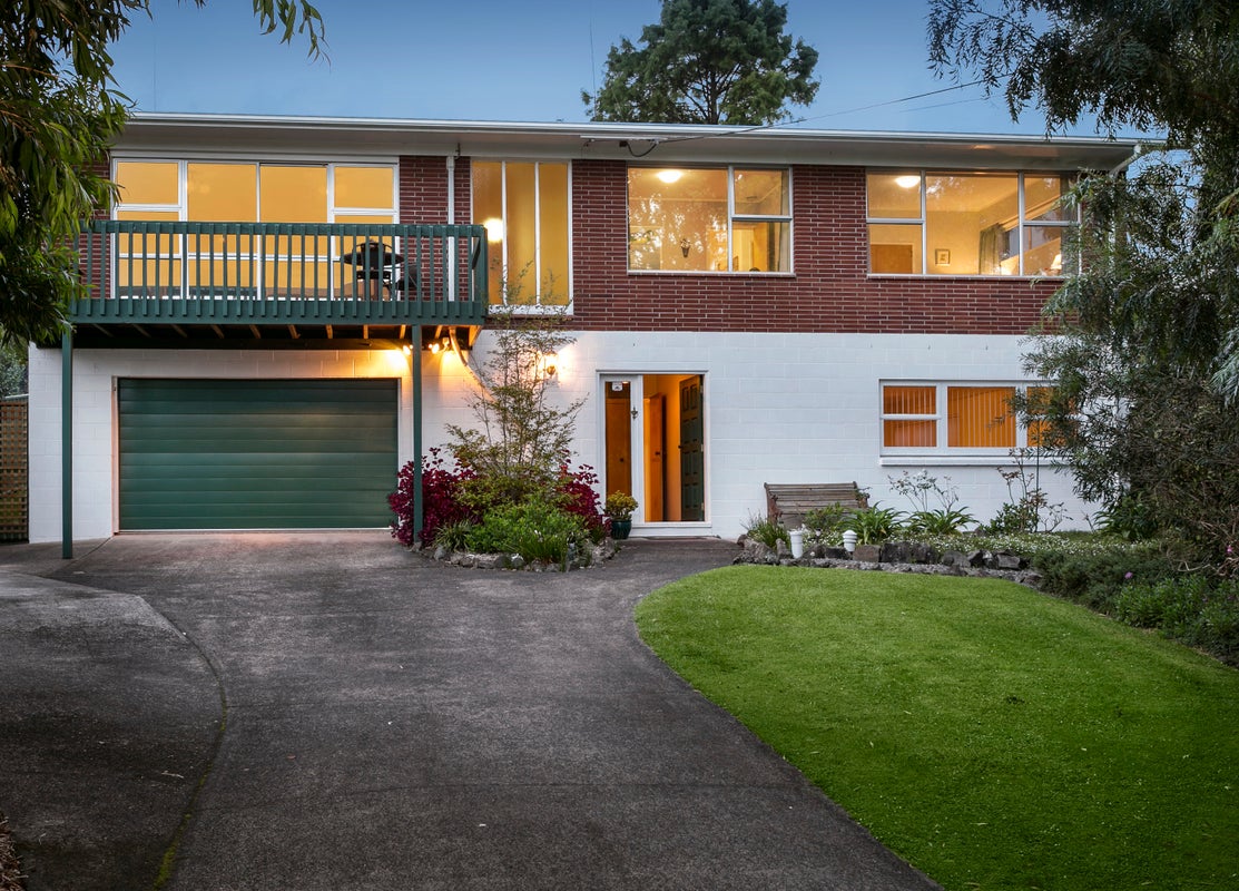 11 Grassmere Road, Henderson Valley, Auckland - Carousel 1