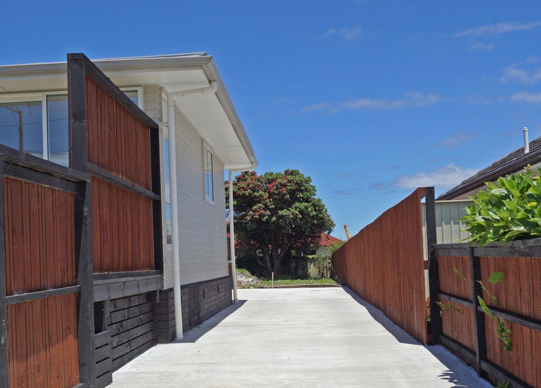 20A Strid Road, Te Atatu South, Auckland - Carousel 1