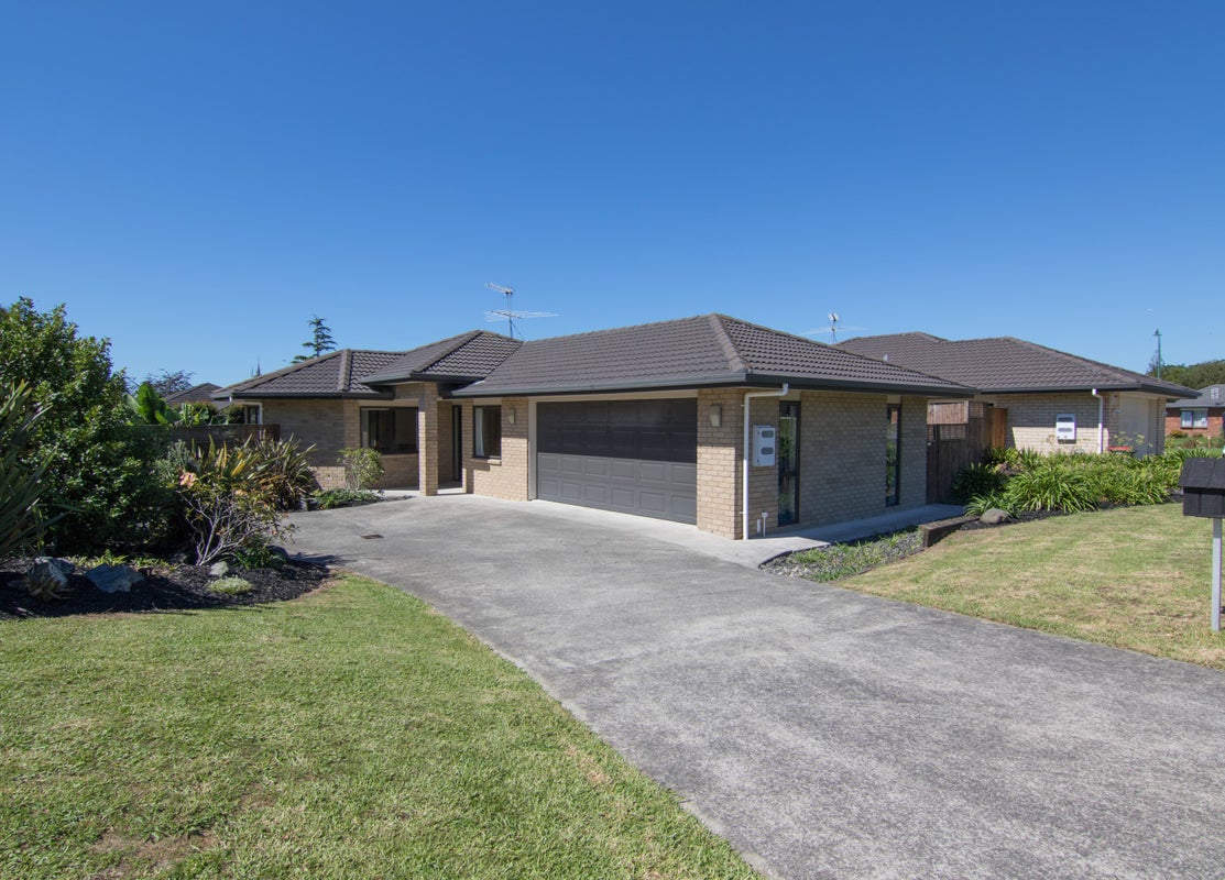 4 Fern Place, Beachlands, Auckland - Carousel 1