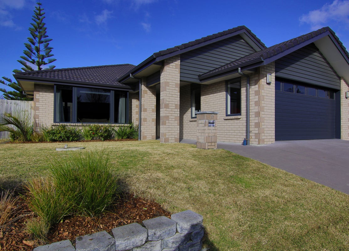 17 Pony Park Place, Beachlands, Auckland - Carousel 1