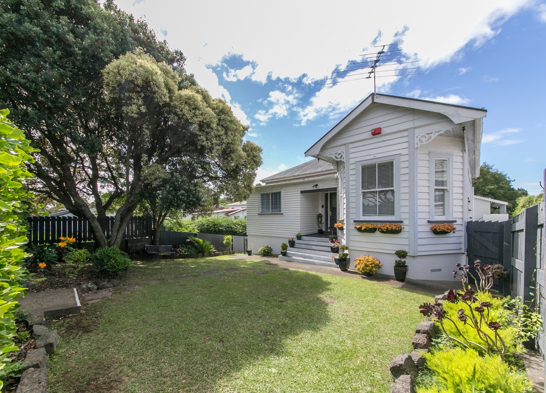 8 Kingsway Avenue, Sandringham, Auckland - Carousel 1