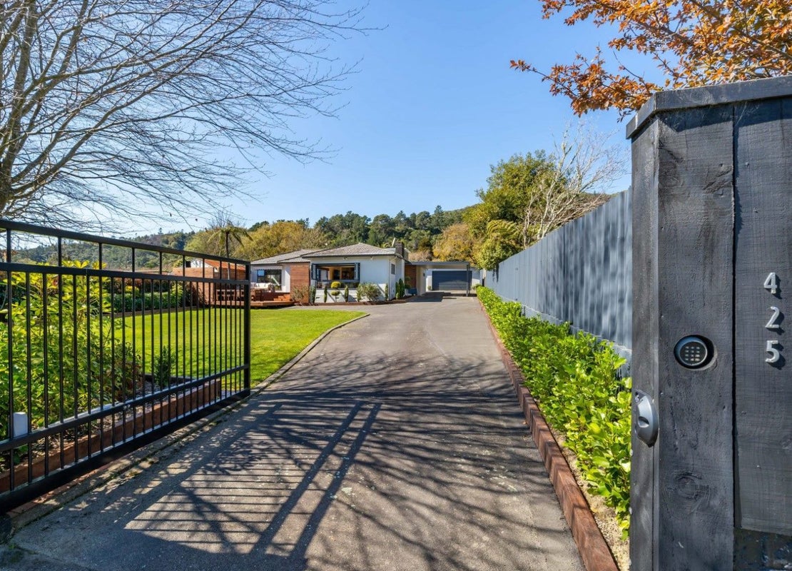 425 Stokes Valley Road, Stokes Valley, Lower Hutt - Carousel 1