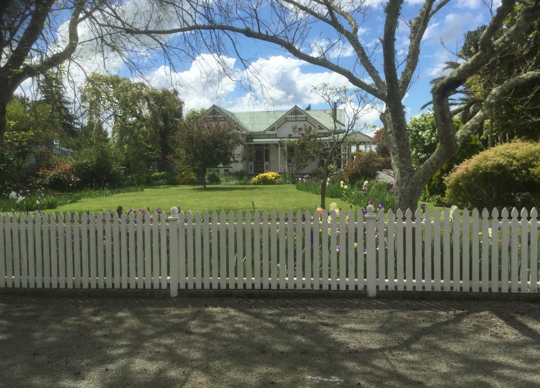 6 Clifton Avenue, Carterton - Carousel 1