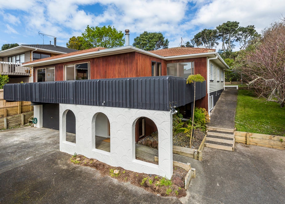 2/3 Sharon Road, Waiake, Auckland - Carousel 1