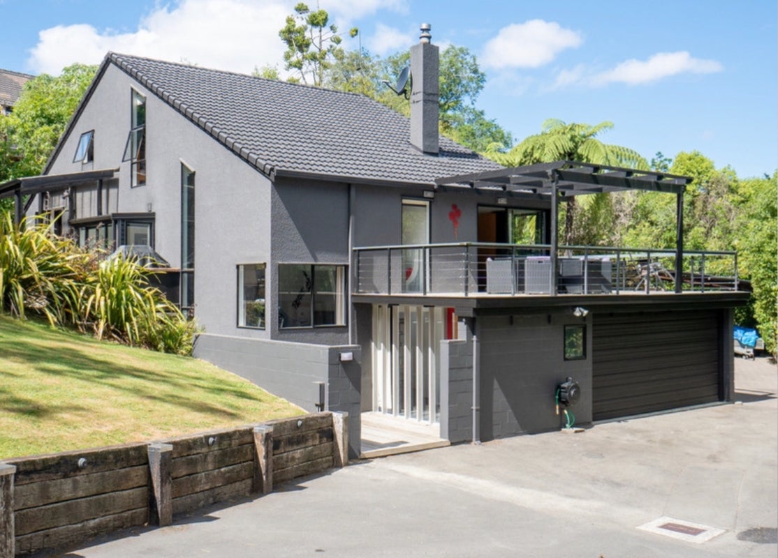6 Mountain View Road, Fitzherbert, Palmerston North - Carousel 1