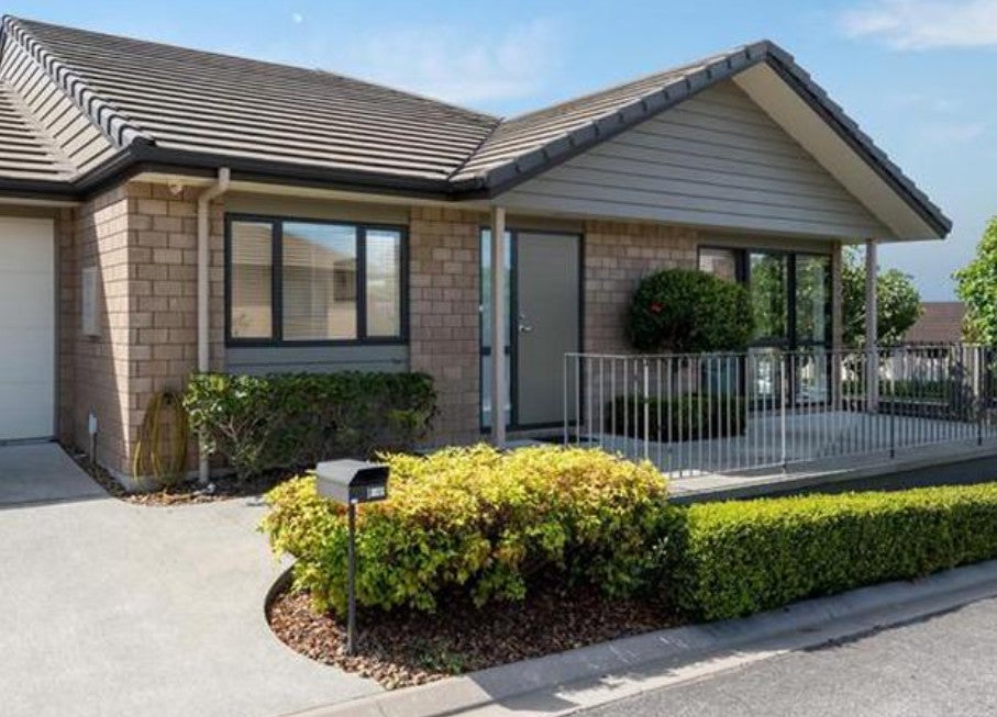 1 Royalle MEWS, Botany Downs, Auckland - Carousel 1