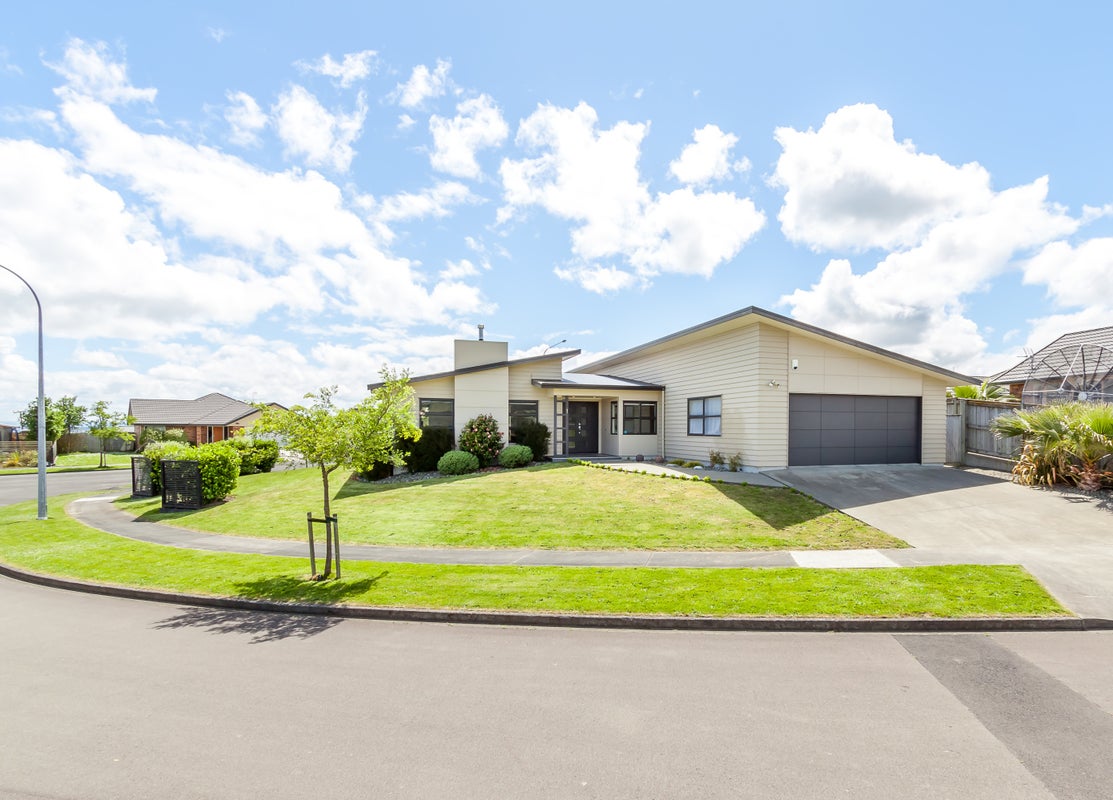 1 Varsity Heights, Fitzherbert, Palmerston North - Carousel 1