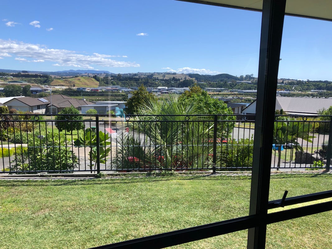 18 Broadwater Close, Pyes Pa, Tauranga - Carousel 1